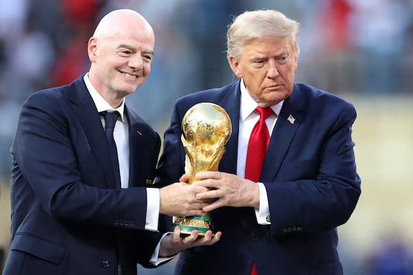 FIFA Başkanı Infantino, kırmızı kart kararını iptal etmesinin ödülünü alıyor