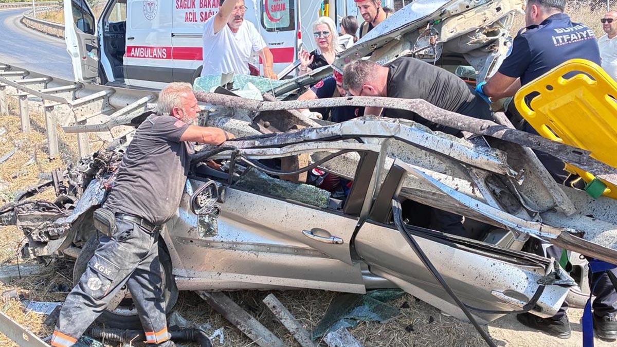 Bursa’da feci kaza: Bariyerlere çarpan otomobil demir yığınına döndü