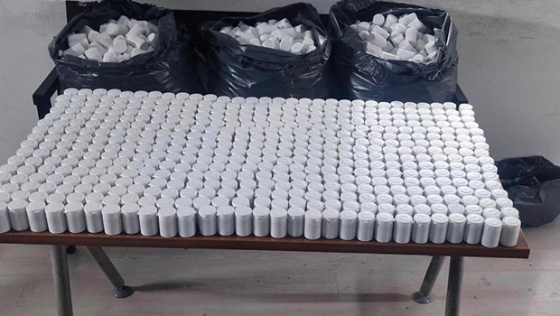 İzmir'de polisten kaçan şüphelinin terk ettiği araçtan 118 bin uyuşturucu hap çıktı