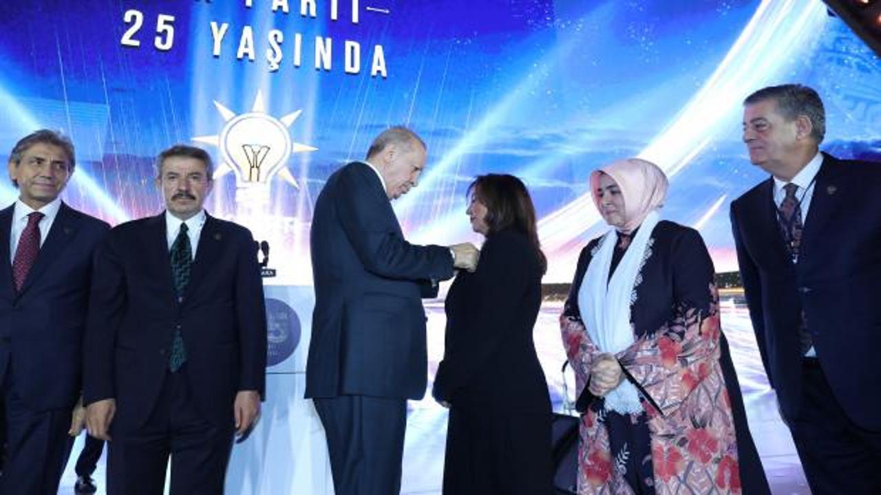 AK Parti tarihinde bir ilk: Süryani kökenli belediye başkanı rozetini Erdoğan'ın elinden taktı