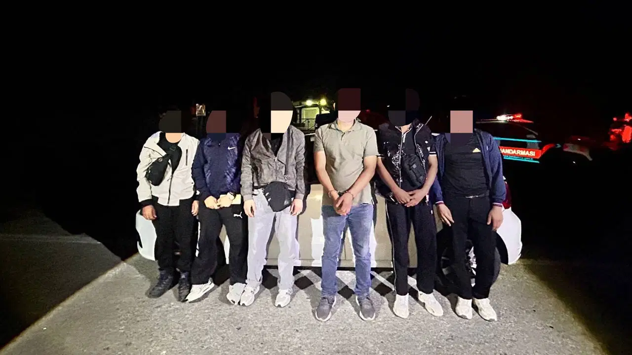 Edirne'de jandarma operasyonu: Araçtan 5 kaçak göçmen çıktı