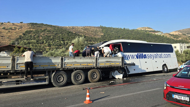 Milas'ta feci kaza: Tur otobüsü TIR'a çarptı, 2 kişi hayatını kaybetti