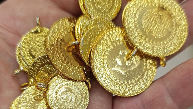Fatsa'da bağış kıyafetlerden çıkan 23 altın ve 6 bin 500 TL sahiplerine iade edildi