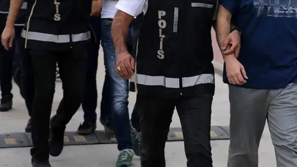 Kendilerini MİT görevlisi gibi tanıttılar: Adalet Bakanı'yla yakınlıkları var diyerek 100 bin dolar dolandırdılar