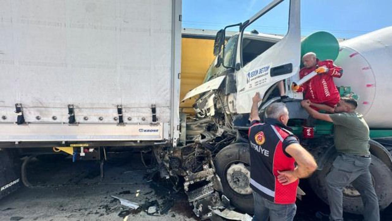 Keşan'da direksiyon başında uyuyan sürücü park halindeki tırlara böyle çarptı