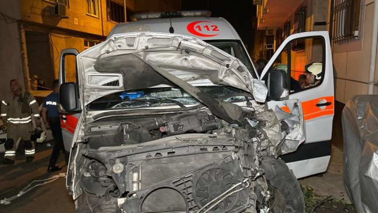 Ordu Caddesi’nde hasta taşıyan ambulans kaza yaptı: 3 yaralı