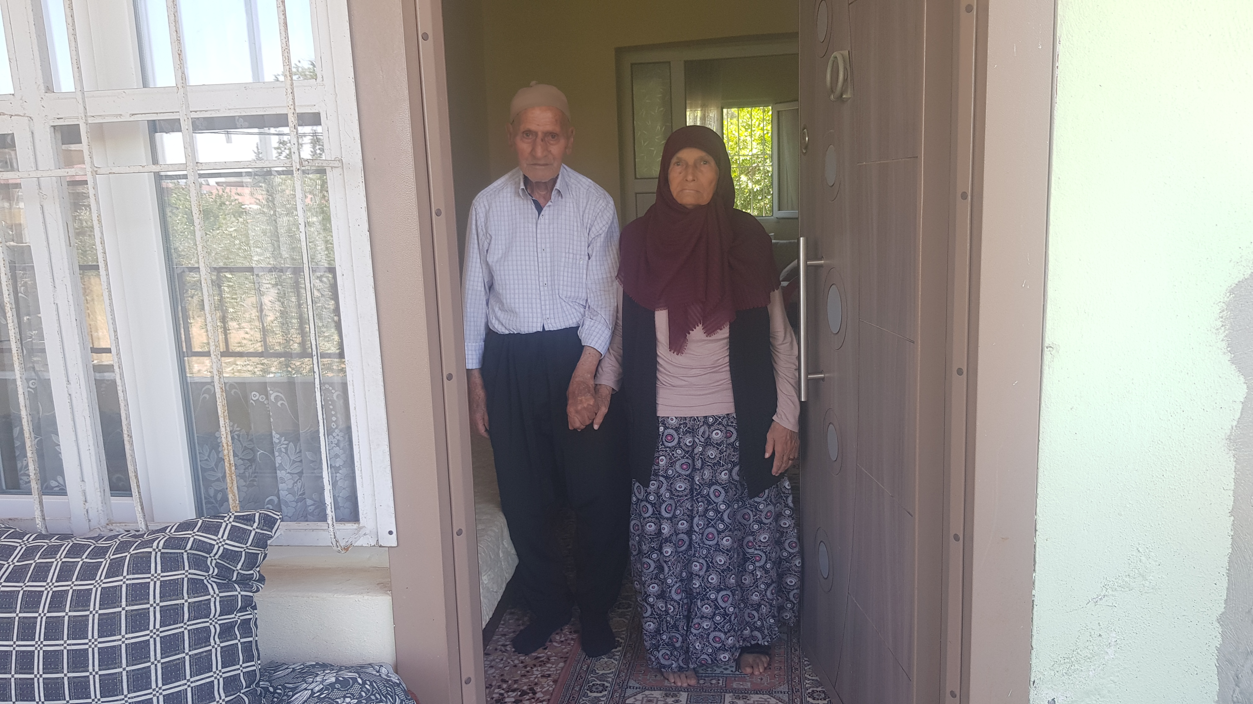 103 ve 100 yaşındaki çift, uzun ömrün sırrını açıkladı: Sofradan eksik etmedikleri 3 şey