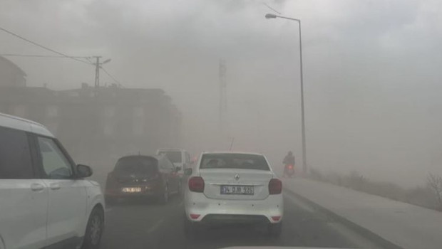 Meteoroloji'nin uyarısı gerçekleşti: İstanbul fırtınaya teslim oldu