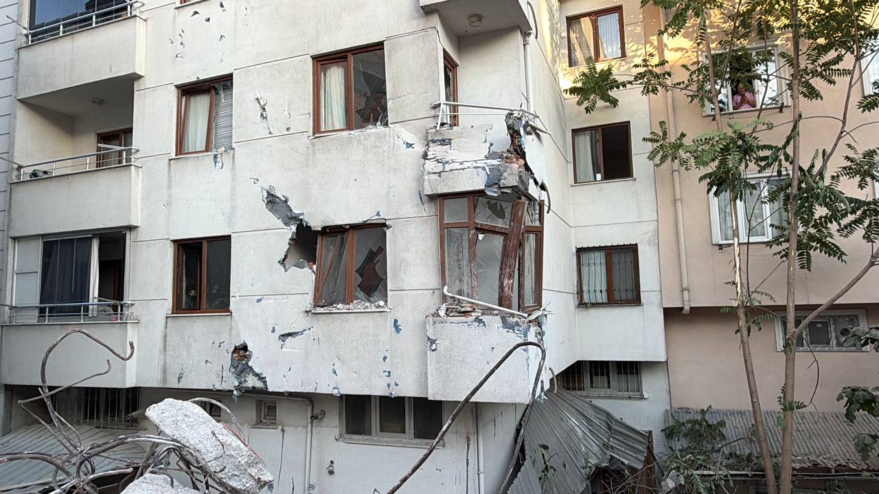 Küçükçekmece'de kontrollü yıkım kabusa döndü: Binanın bir bölümü komşu apartmana çöktü