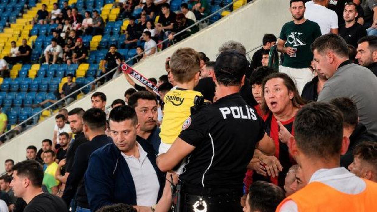 Ankara'da tribünlerde utanç veren görüntüler: Fenerbahçe formalı çocuğa holigan saldırısı