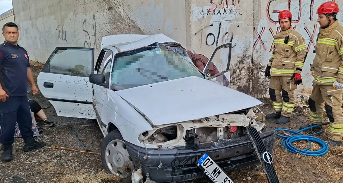Bursa'da köprü altında dehşet: Otomobilin duvara çarptığı kazada 3 kişi hayatını kaybetti