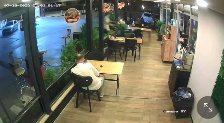 Motosiklet lokantanın camını kırıp müşteriye çarptı: Dehşet anları kamerada