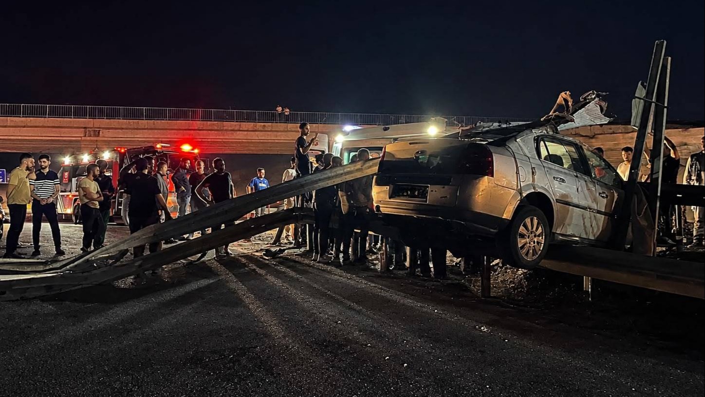 Malatya'da ehliyetsiz 17 yaşındaki genç, çelik bariyerlere çarparak hayatını kaybetti