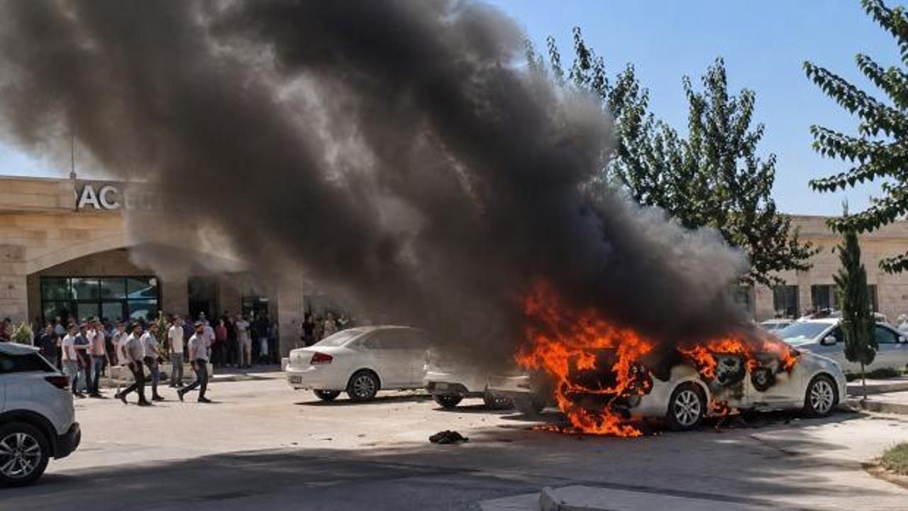 Şanlıurfa'da hastane otoparkunda alev alan otomobil kullanılamaz hale geldi