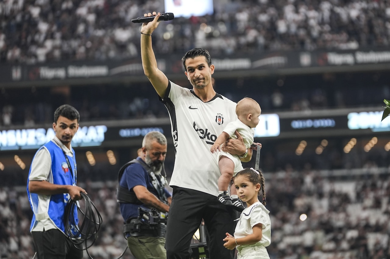 Beşiktaş'ın efsane ismi Necip Uysal'a Dolmabahçe'de duygusal veda
