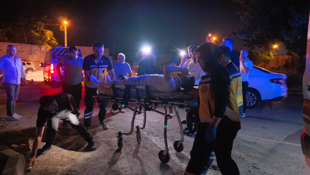 İnegöl'de feci kaza: Motosiklet refüje çıktı, sürücü ağır yaralandı