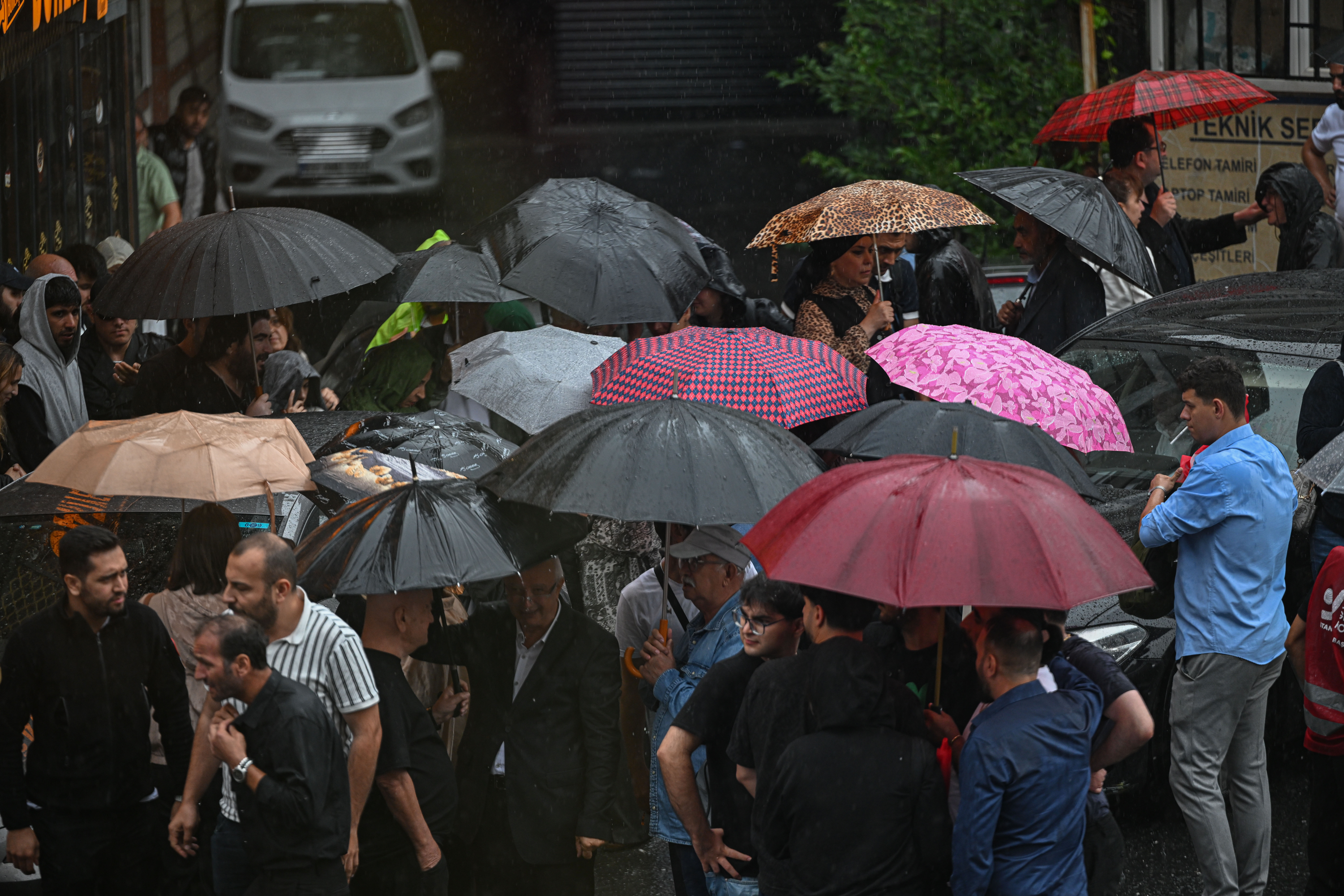 İstanbul'a Pazar Günü Sağanak Sürprizi: Bunaltıcı Sıcaklara Bir Günlük Mola