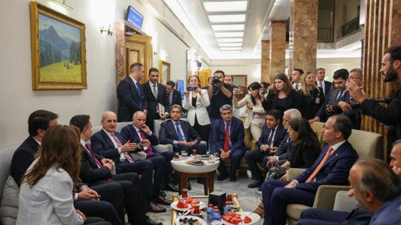 Kurtulmuş Meclis'te yoğun diplomasi trafiğinde: Bahçeli'den 'Birlik ve Terörsüz Türkiye' temalı anlamlı hediye