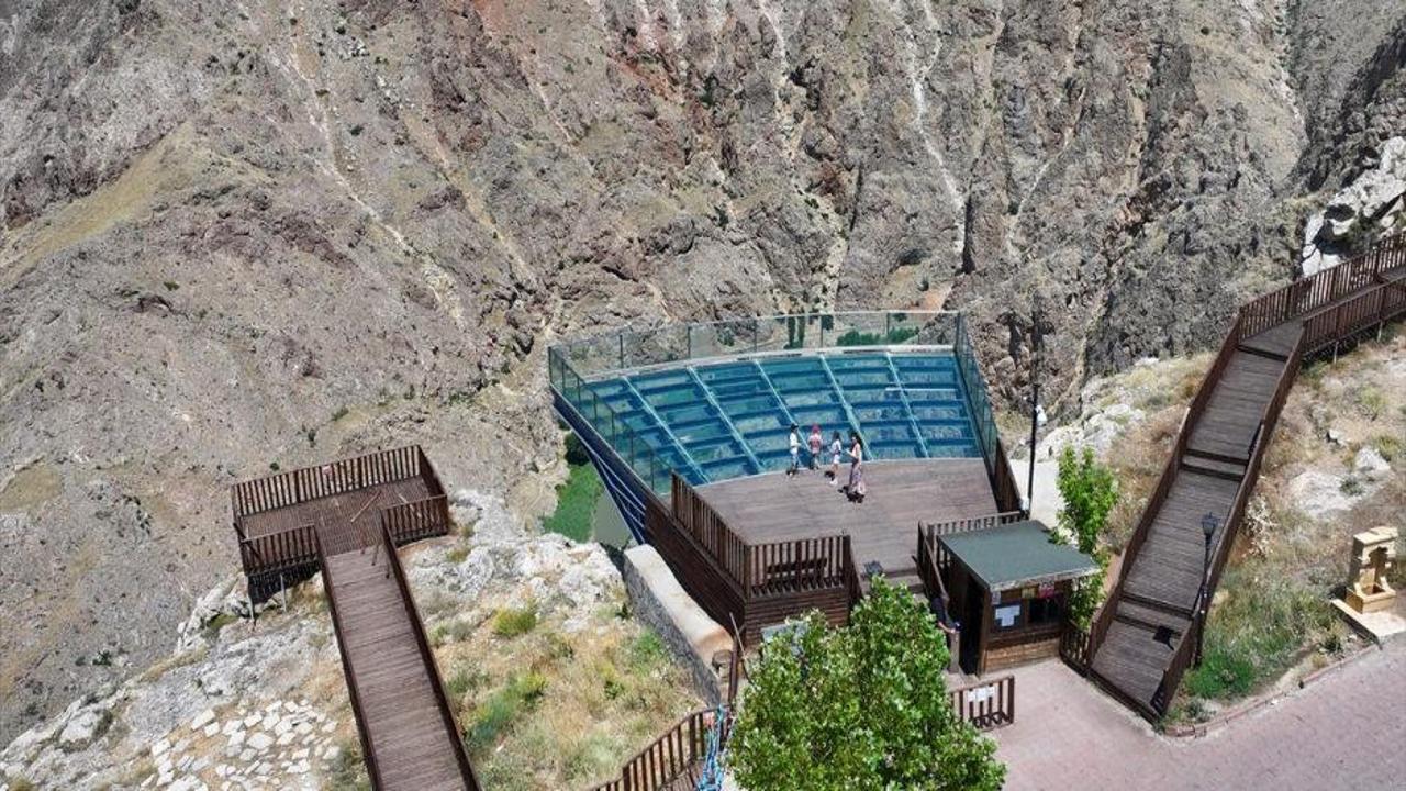 Divriği'nin cam seyir terası 200 metre yükseklikte adrenalin vaat ediyor