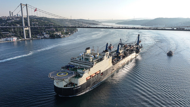 Dünyanın en büyük boru döşeme gemilerinden 'CASTRONE' İstanbul Boğazı'ndan geçiş yaptı