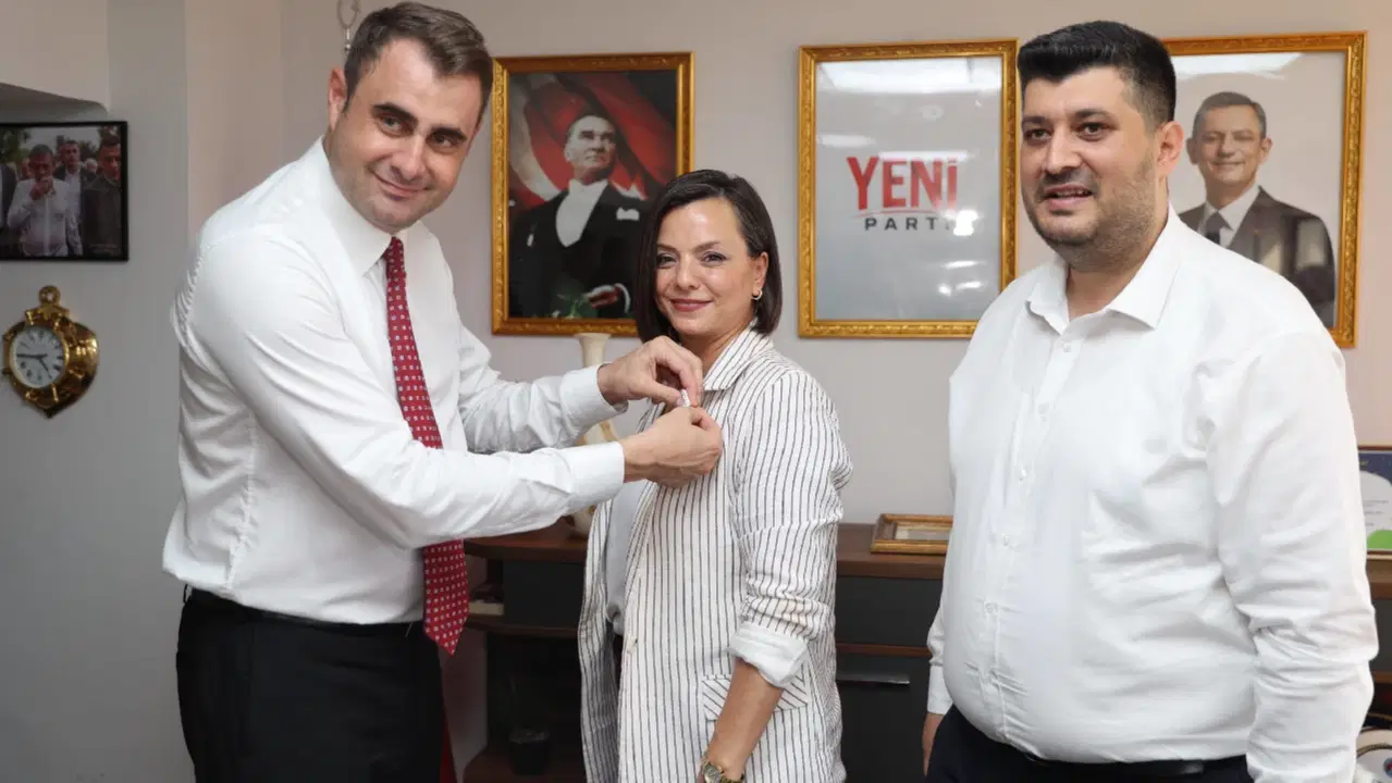 İzmir'de iki ilçe belediye başkanı ve meclis üyeleri YENİ Parti'ye katıldı