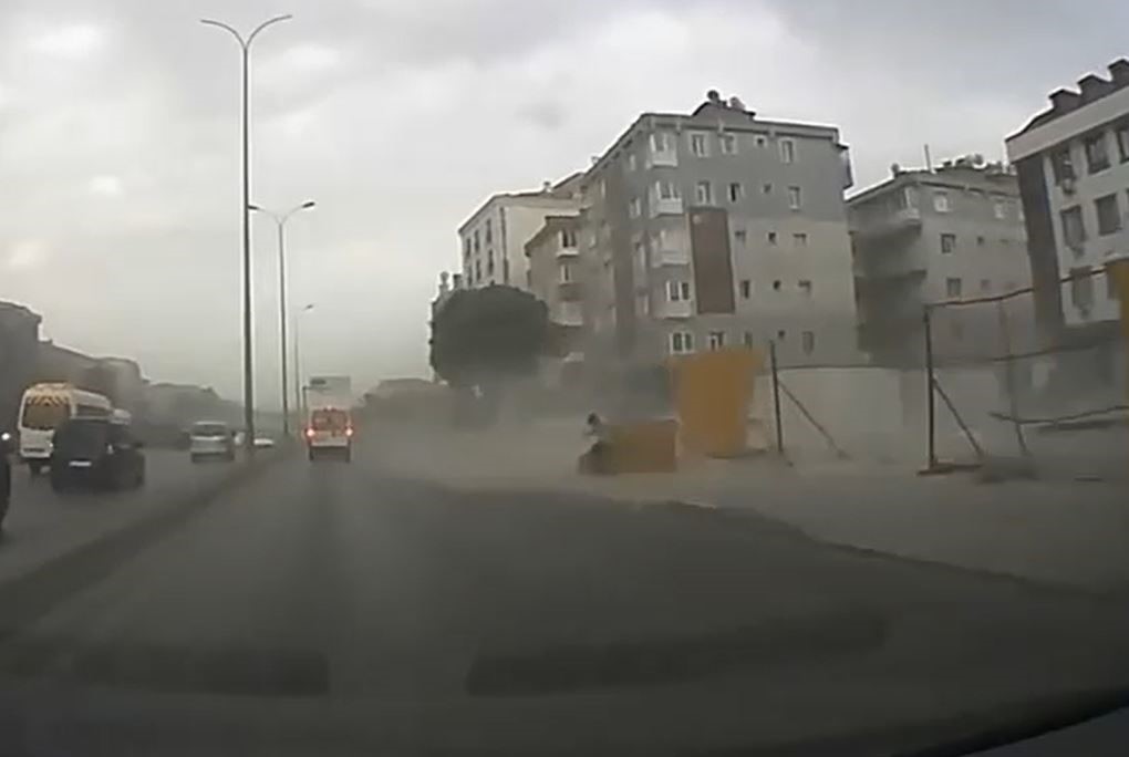 Fırtınada savrulan inşaat bariyerleri kaldırımdaki vatandaşın üzerine uçtu