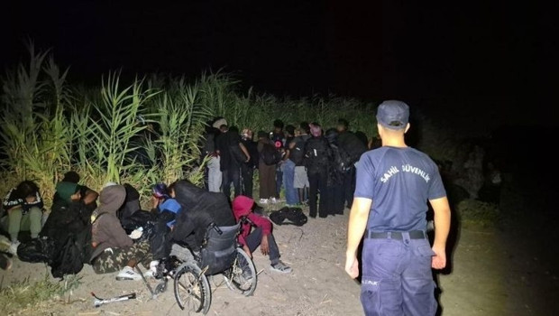 İzmir'de düzensiz göçmen operasyonu: 62 kişi yakalandı