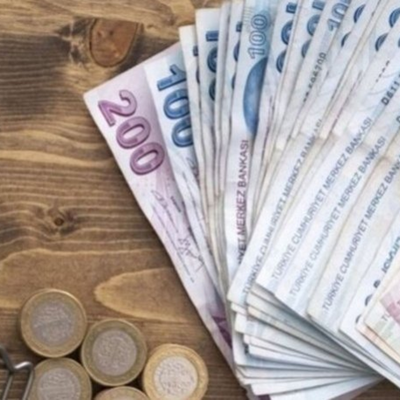 Emekli maaş farklarının ödeneceği tarih netleşiyor: 3 bin 552 TL'lik fark hesaplara ne zaman yatacak?