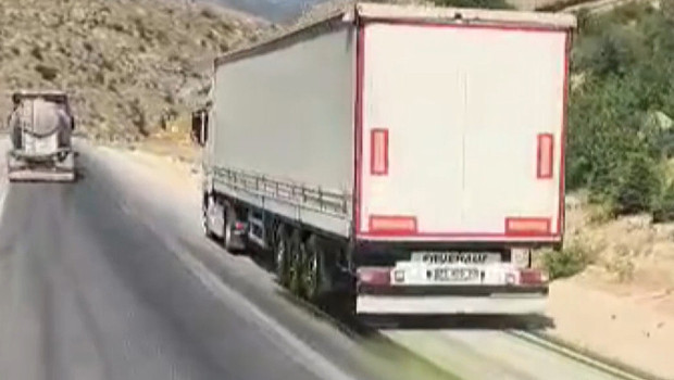 Afyonkarahisar'da TIR'dan dökülen boya yola yayıldı: Arkadan gelen araçlar mor renge boyandı