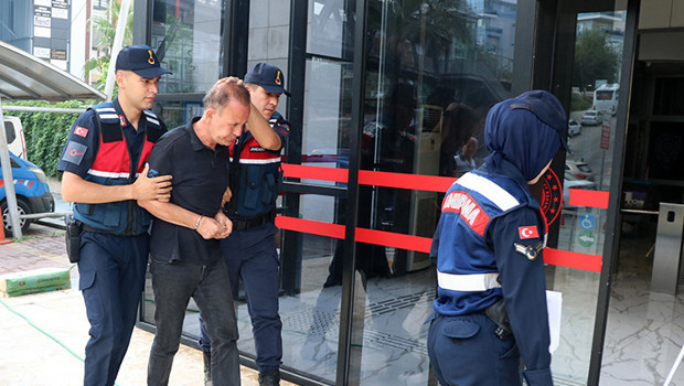 Alanya'da dehşet: Eşini ve kayınvalidesini bıçakladı, çatıda canlı yayın açıp intihara kalkıştı