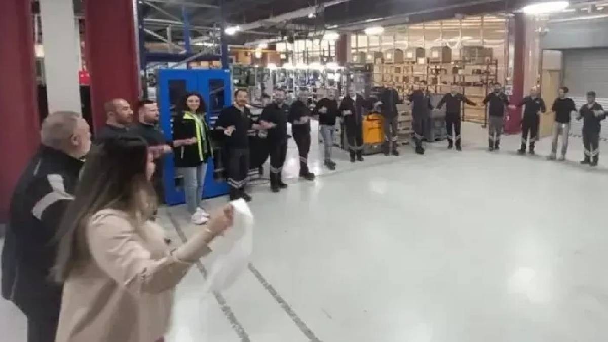 Fabrika işçilerinin maaşı 153 bin TL'ye yükseldi: Çalışanlar halayla kutladı