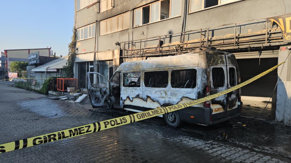İkitelli'de Minibüs Yangını Sanayi Sitesine Sıçradı: Kundaklama Şüphesi