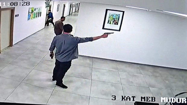 Kaymakamlıkta silahla dehşet saçan memurun cezası tebliğ edilemiyor