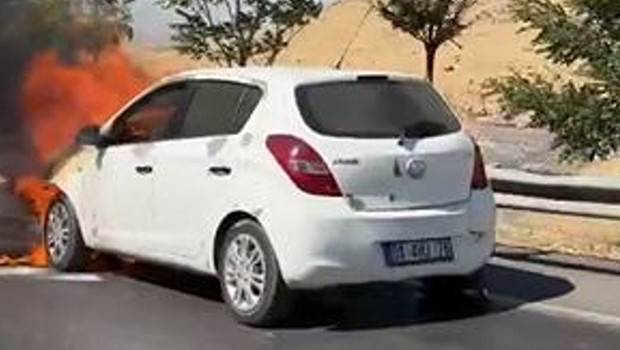 Mardin Artuklu'da seyir halindeki otomobil küle döndü