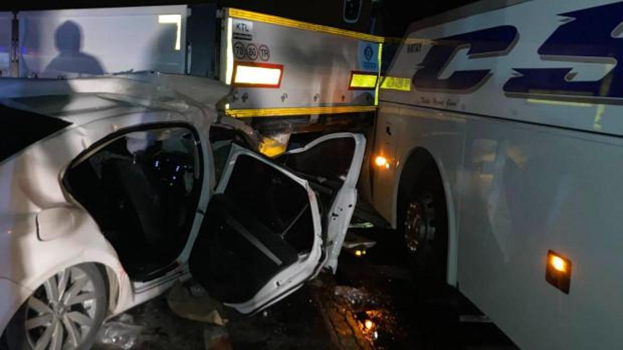 Hatay'da feci zincirleme kaza: Tırın dorsesine çarpan otomobildeki 2 kişi hayatını kaybetti