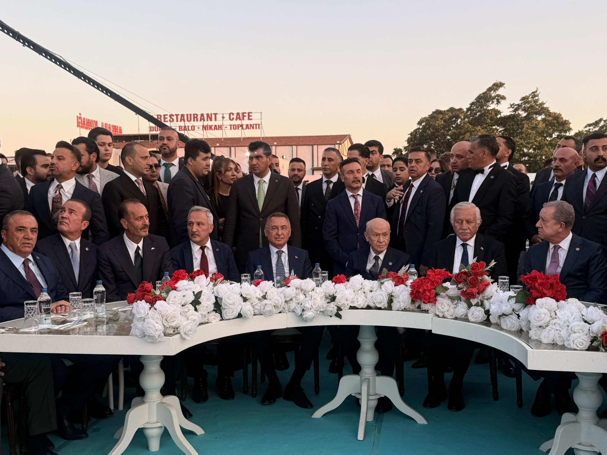 Bahçeli, MHP'li il başkanının oğlunun nikahına şahitlik yaptı