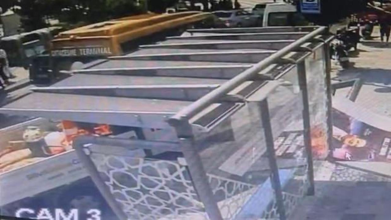 Silivri'de freni boşalan kamyonet durağa daldı: Bir kadın yaralandı