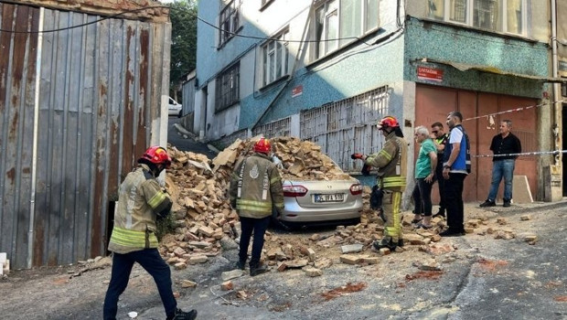Beyoğlu'nda Metruk Bina Çöktü: Park Halindeki Otomobil Moloz Altında Kaldı
