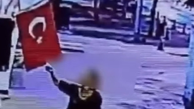 Muğla'da iş yeri önündeki Türk bayrağını yakan kadın aranıyor