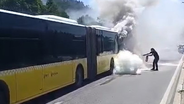Ataşehir'de seyir halindeki İETT otobüsünde yangın: Yolcular son anda tahliye edildi