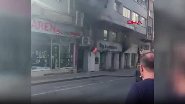 Sivas'ta banka şubesinde çıkan yangın korkuttu
