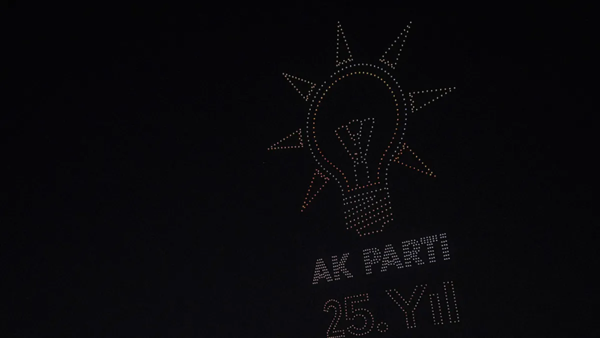 AK Parti'nin 25. yılı Başkent Millet Bahçesi'nde coşkuyla kutlandı: Gökyüzünü aydınlatan dron gösterisi büyüledi