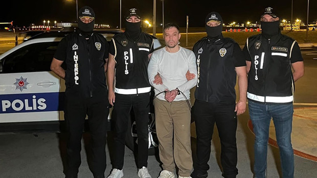 Kırmızı bültenle aranan suç örgütü lideri Arjantin'de yakalandı, İzmir'de tutuklandı