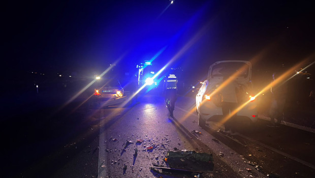 Kütahya'da feci zincirleme kaza: Koyun sürüsüne çarpan otomobile 2 araç daha saplandı