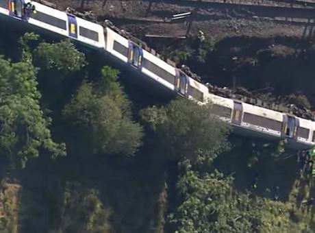 İngiltere'de yolcu treni raydan çıktı: 2'si ağır 11 yaralı