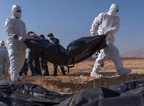 Esad rejiminin izleri: Suriye'de iki yeni toplu mezar ortaya çıkarıldı