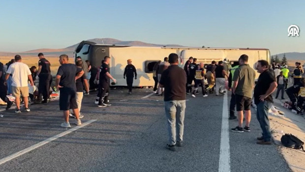 Kütahya'da Feci Kaza: Bariyerlere Çarpan Yolcu Otobüsü Devrildi, 31 Kişi Yaralandı
