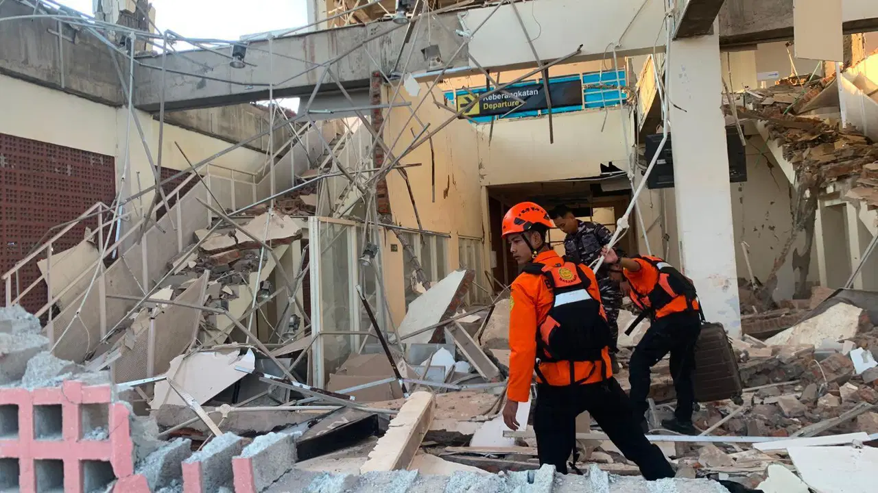 Endonezya'da 7,7'lik deprem: 14 kişi hayatını kaybetti, tsunami alarmı verildi