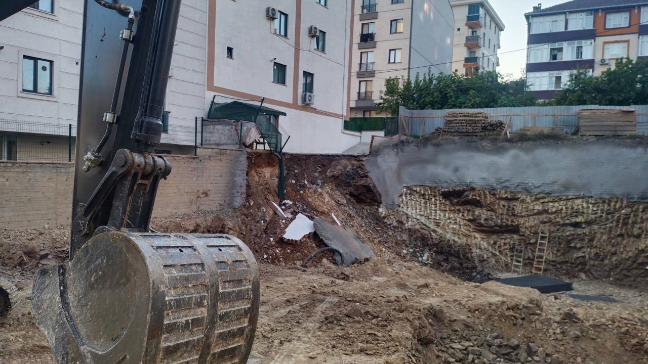 Çekmeköy'de istinat duvarı çöktü: 5 katlı bina boşaltıldı, 32 kişi tahliye edildi