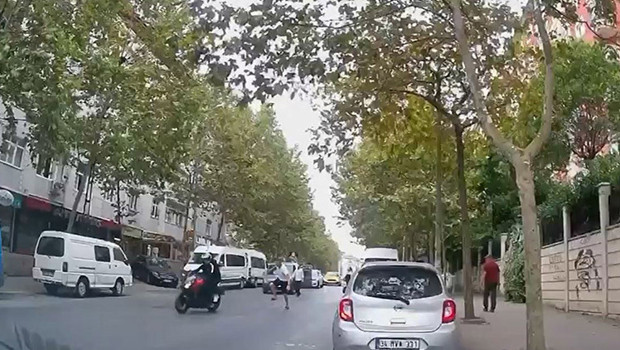 Esenyurt'ta genç kıza motosikletli kapkaç: 100 bin liralık telefon saniyeler içinde gasp edildi